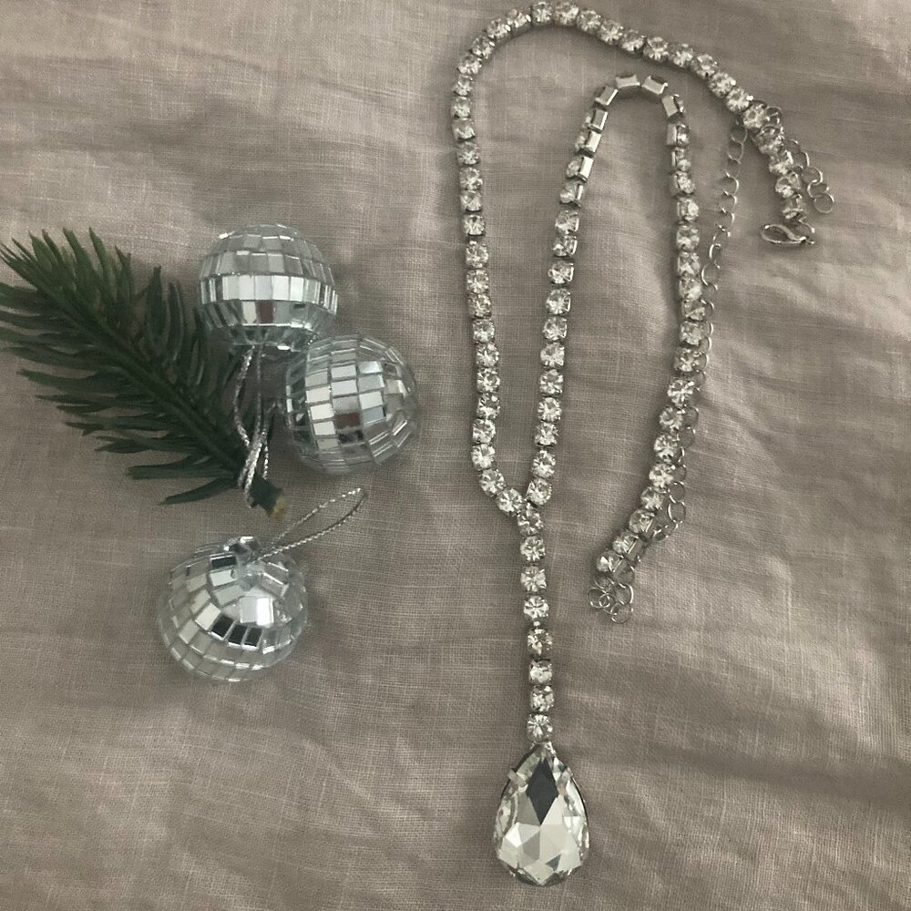 Long Rhinestone necklace with pear-shaped pendant - NEW